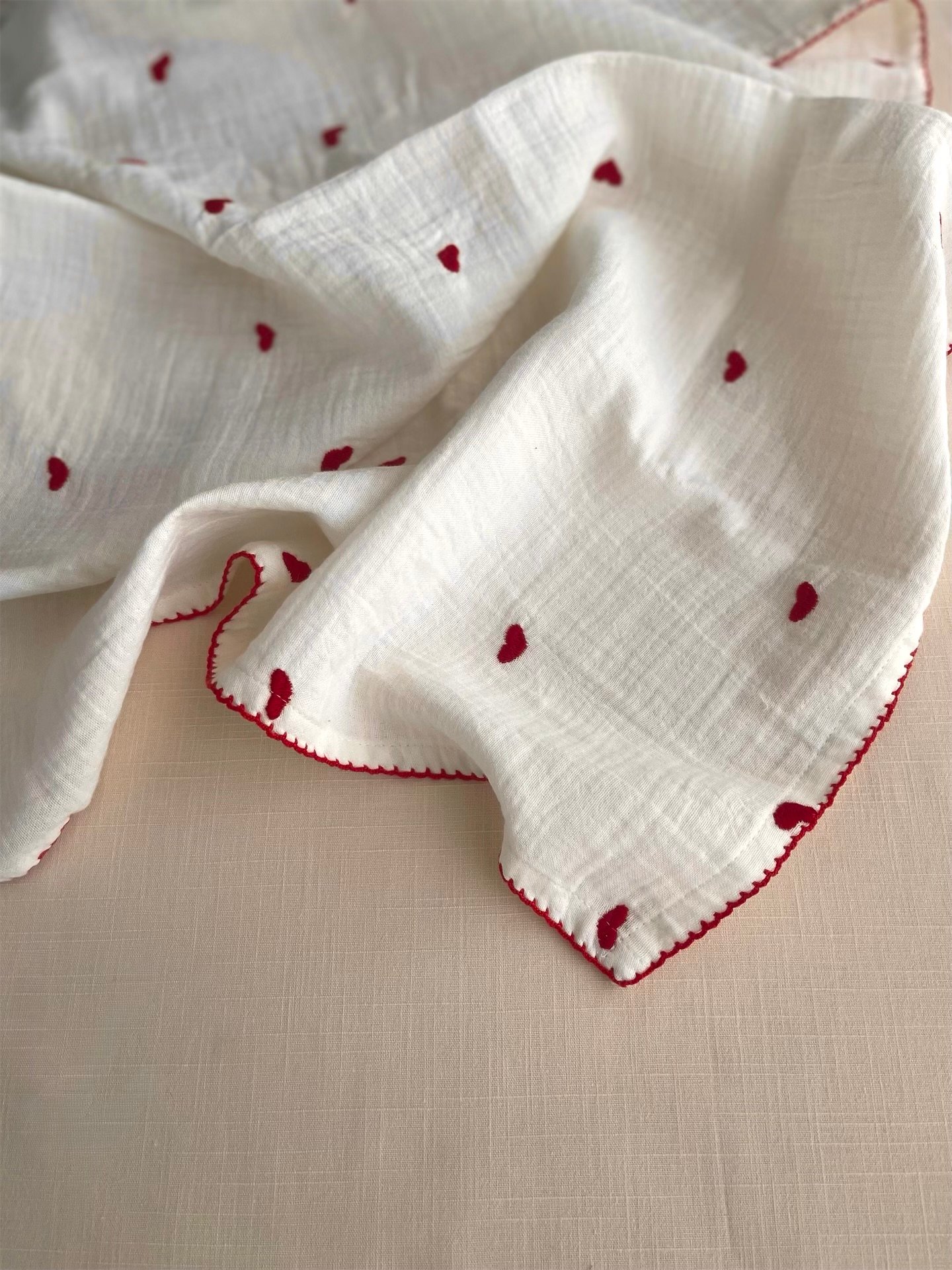 KALP NAKIŞLI MÜSLİN ALT DEĞİŞTİRME ÖRTÜSÜ ( EL YAPIMI KENAR İŞLEMELİ )
