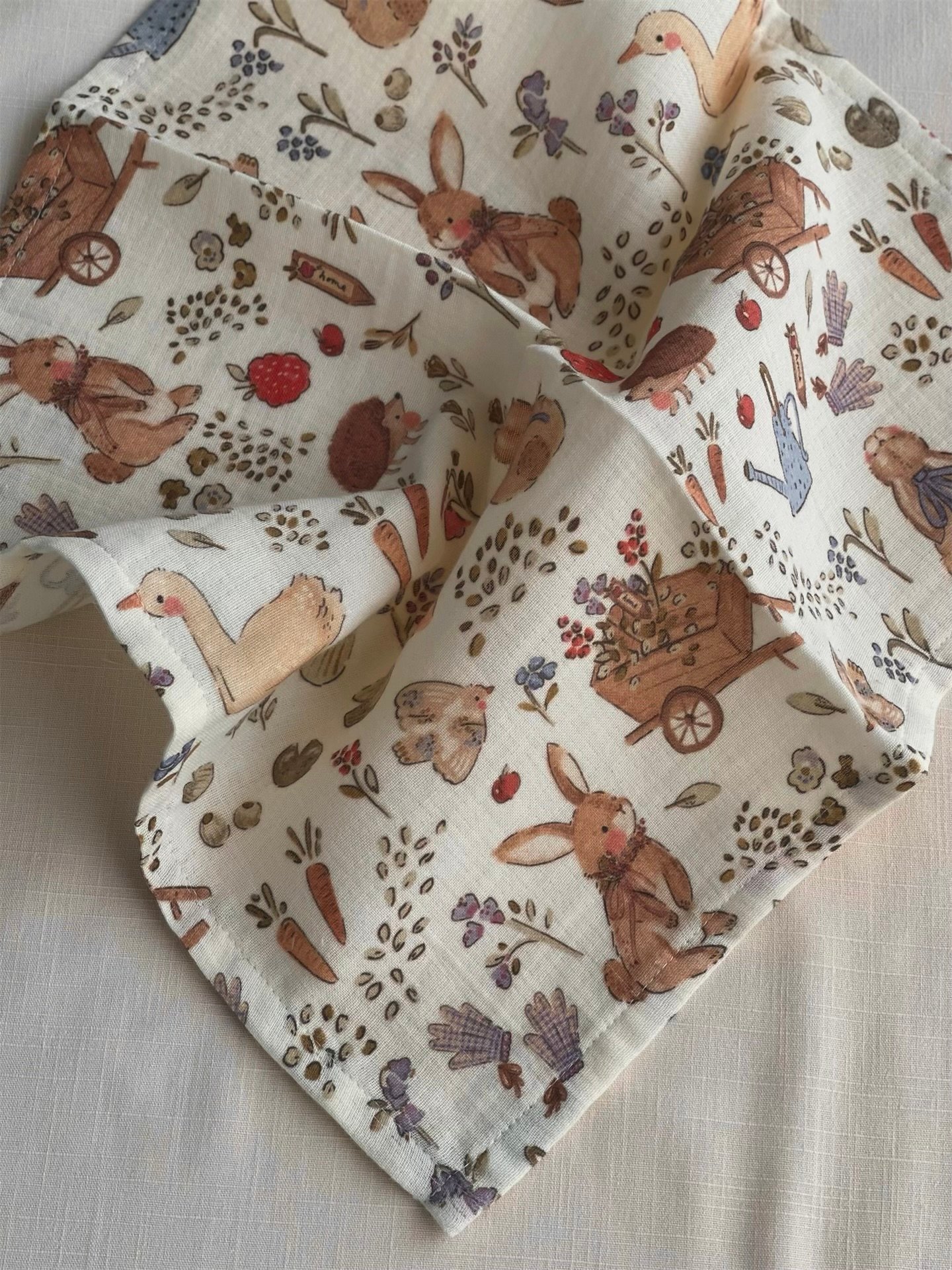 VINTAGE STRAWBERRY RABBIT MÜSLİN AĞIZ VE OMUZ MENDİLİ