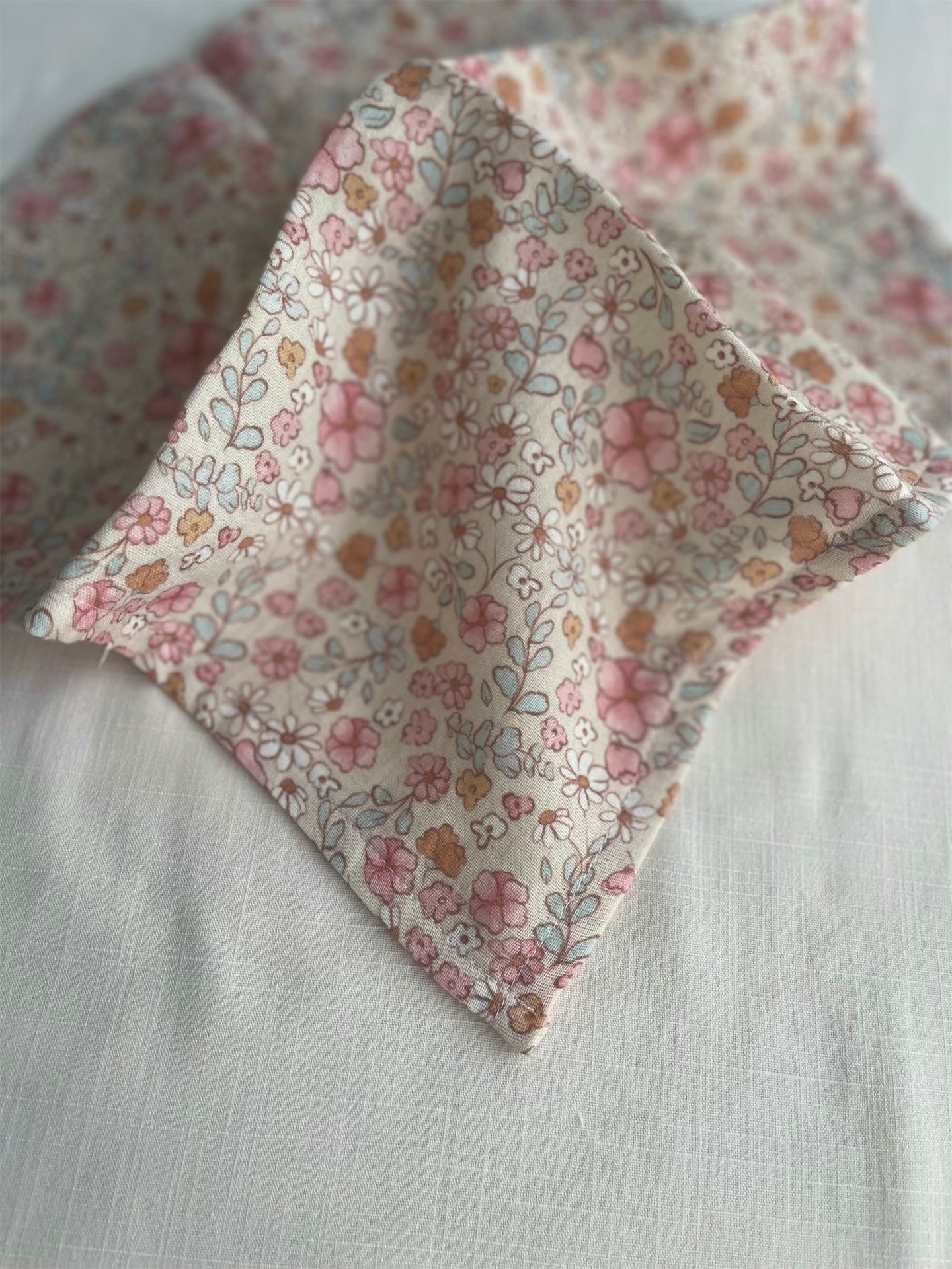 PİNK BLUE FLOWER MÜSLİN AĞIZ VE OMUZ MENDİLİ