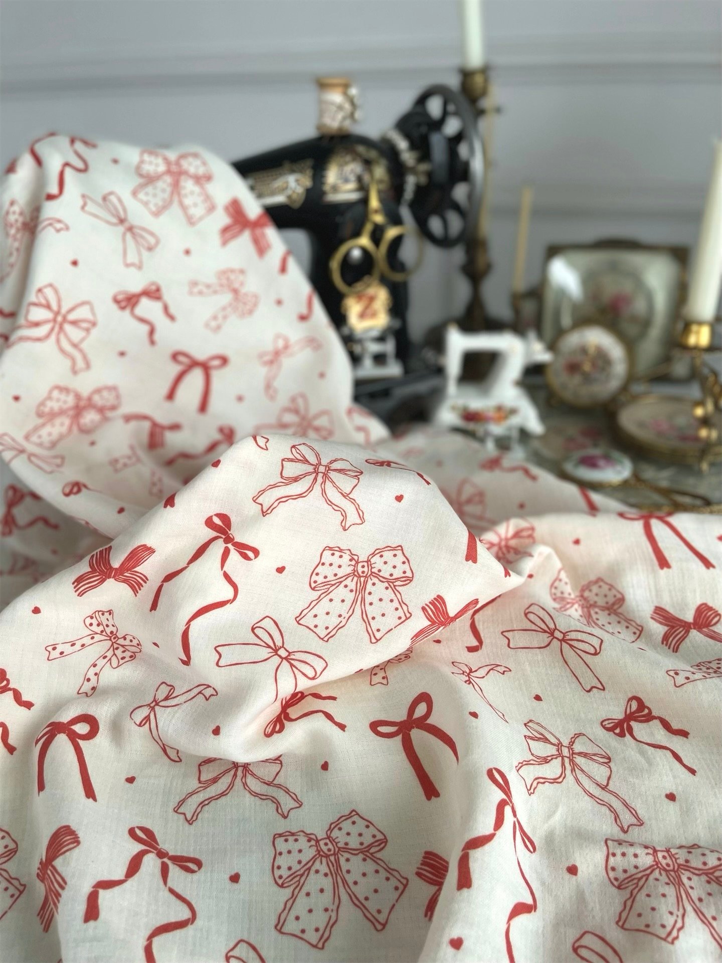 VİNTAGE RED RİBBONS MÜSLİN KUMAŞ ❗️ÖN SİPARİŞ TESLİM SÜRESİ 3 HAFTADIR❗️