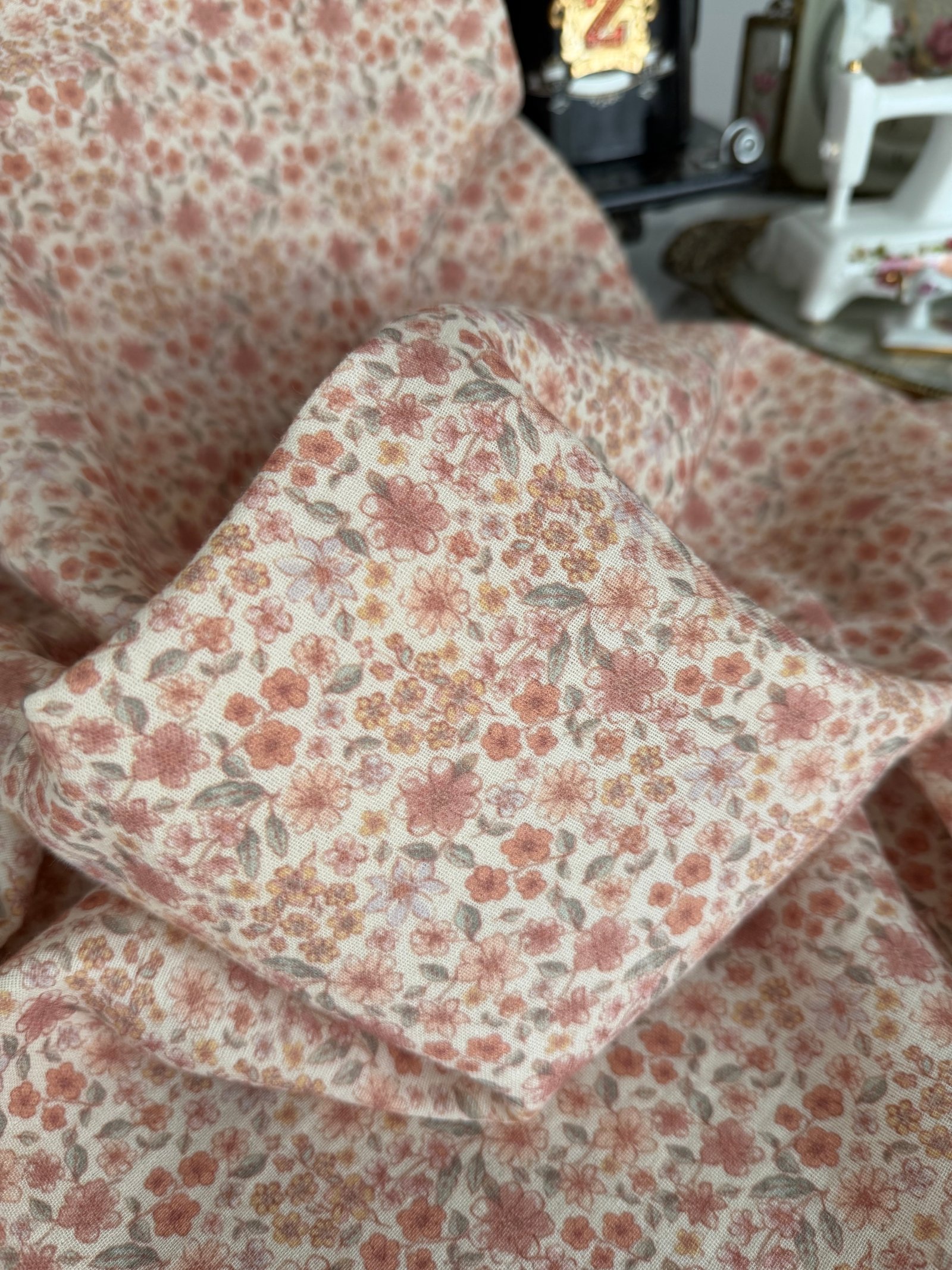 BROWN LİTTLE FLOWERS MÜSLİN KUMAŞ