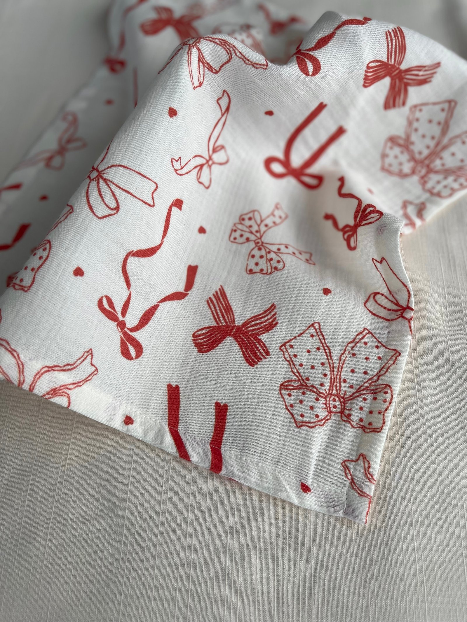 VİNTAGE RED RİBBON MÜSLİN AĞIZ VE OMUZ MENDİLİ