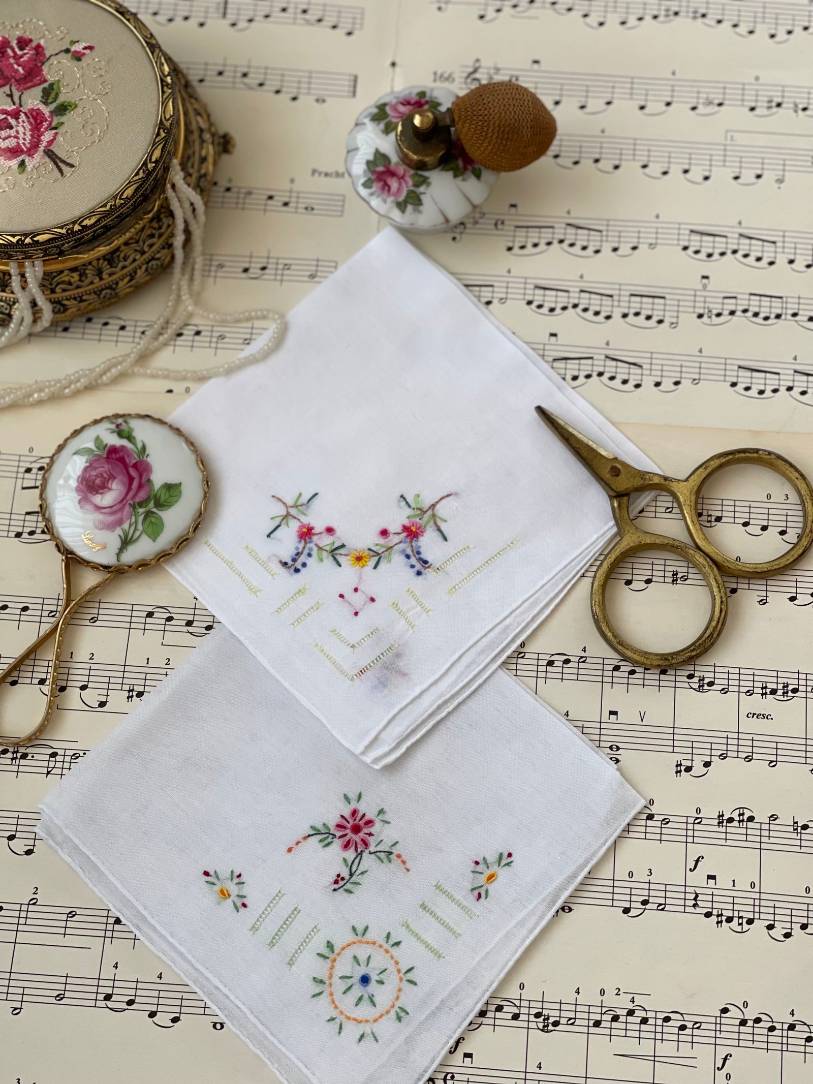 18 NO VİNTAGE NAKIŞLI İTHAL MENDİL